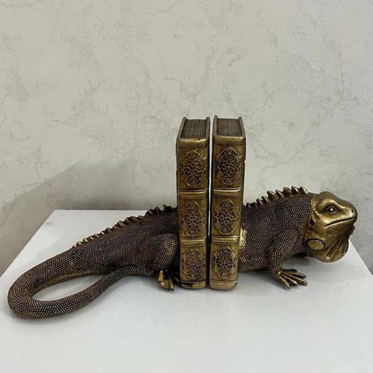 Price and Buy Iguana Design Decorative Bookend – Unique Touch for Modern Homes - Image 3